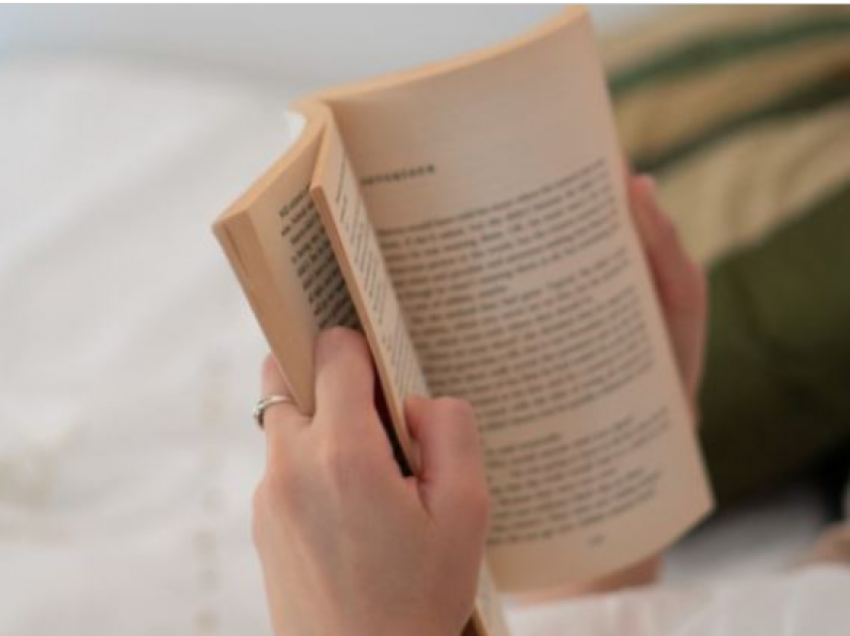 Pse duhet të lexoni gjithmonë para gjumit