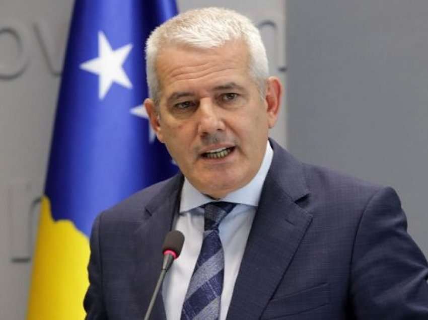 Xhelal Sveçla jep detaje për suspendimin e drejtorit të Policisë së veriut