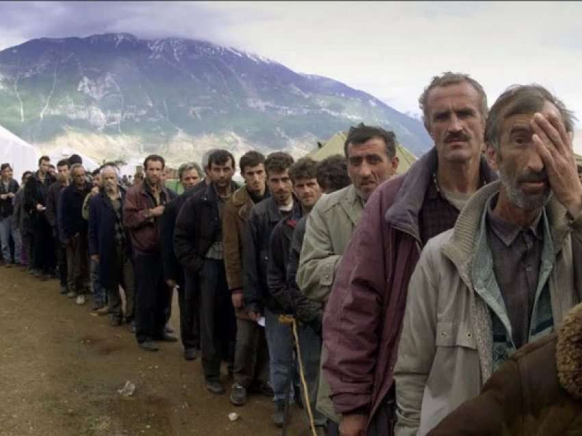 Falsifikimi i fotografisë së refugjatëve shqiptarë të Kosovës, propaganda në Serbi e paraqet si ‘kidnapim dhe depërtim të serbëve’