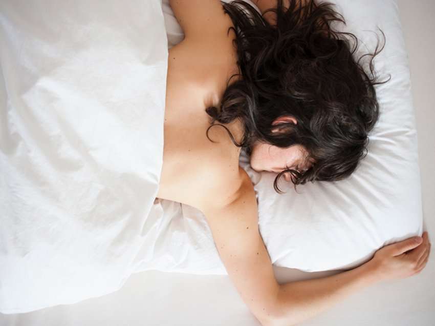 Të flesh pa rroba veshur… ja efektet befasuese që i sjell trupit tuaj