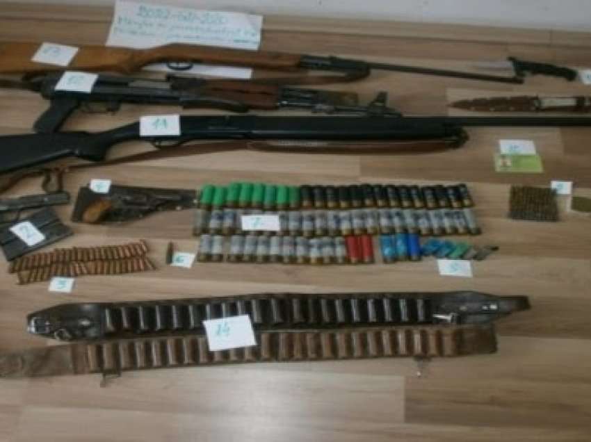 ​Policia në Zaplluzhë sekuestron 5 armë dhe një sasi municioni
