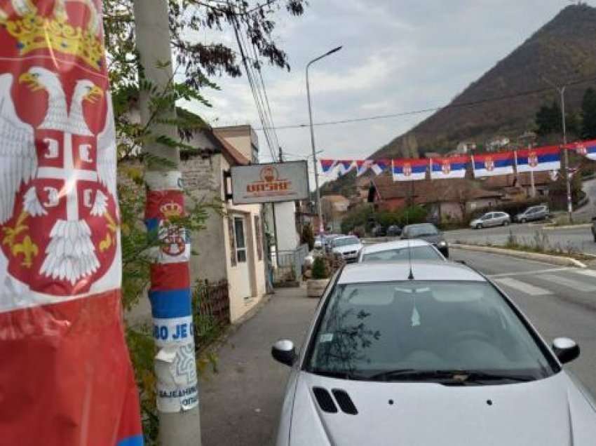 ‘Shpërthejnë’ provokimet pas daljes nga institucionet, Veriu mbushet me flamuj serbë dhe mbishkrime “Kjo është Serbia”