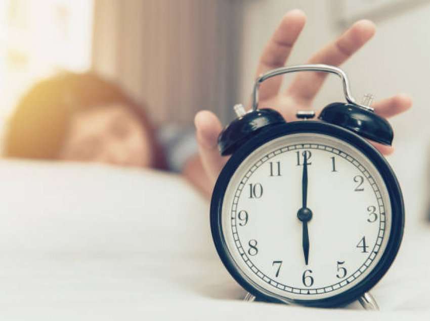 A e shtyni alarmin në mëngjes? Ekspertët shpjegojnë se nga çfarë rrezikoheni
