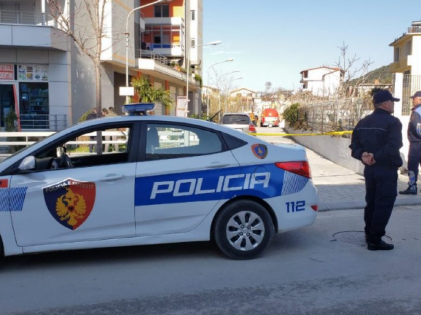 Shoferi kap me shpulla policin rrugor në Vlorë
