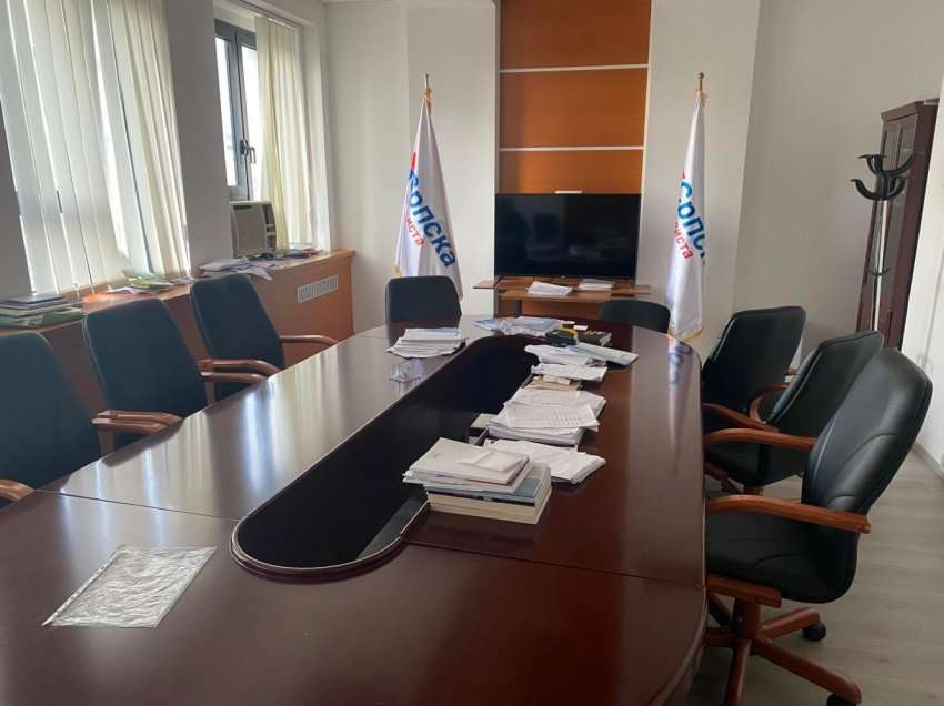 Zyrat e Listës Serbe në Kuvend të zbrazëta pas dorëheqjes së deputetëve