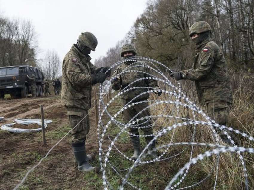 Polonia ndërton rrethojë me gjemba me kufirin rus për të ndaluar rritjen e emigrantëve