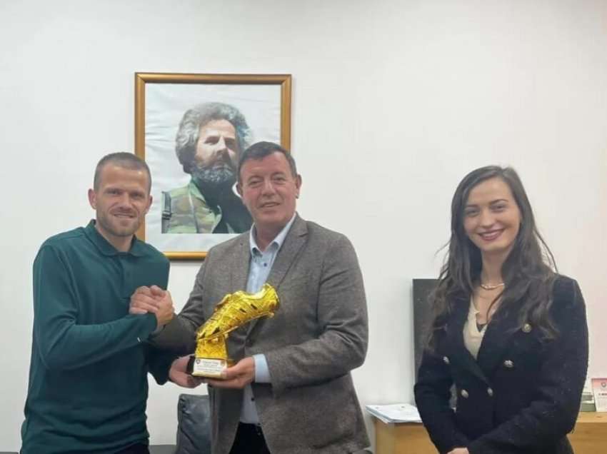 Komuna e Obiliqit nderon me “Këpucën e Artë” futbollistin Armend Thaqi