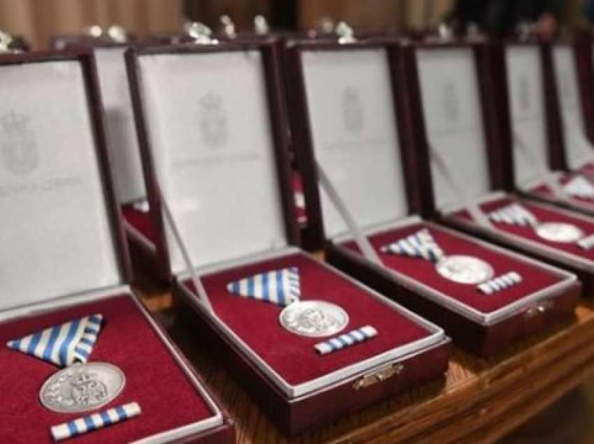 Vuçiç dekoron policët serbë që u larguan nga Policia e Kosovës, me medalje për guxim