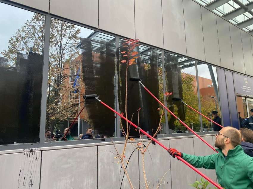 ​PSD ngjyros në të zezë dritaret e ndërtesës së Qeverisë