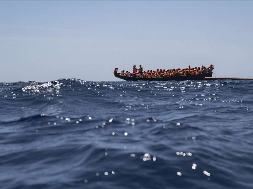 Ekipet e shpëtimit kërkojnë pesë të zhdukur pasi një varkë me emigrantë u fundos pranë Tunizisë