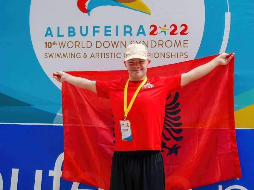 Troka, djali me sindromën “Down” renditet në 10-shen si notari më i mirë në botë