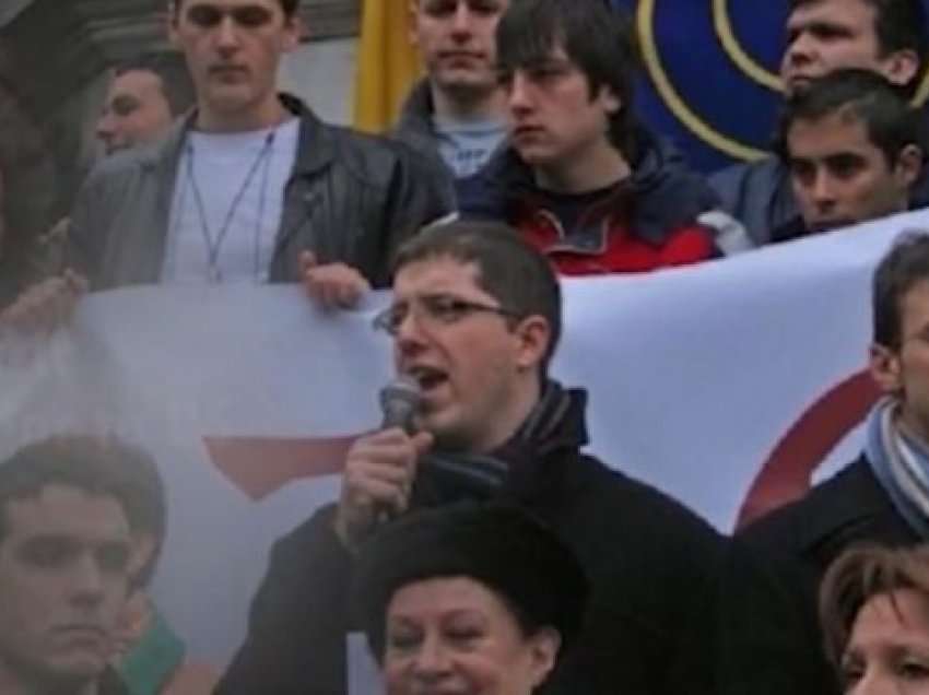Këta janë organizatorët që dikur dogjën Ambasadën e SHBA-së në Beograd, sot lojal ndaj Vuçiqit