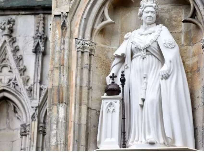 Mbreti Charles zbulon statujën e parë të Mbretëreshës që nga vdekja e saj