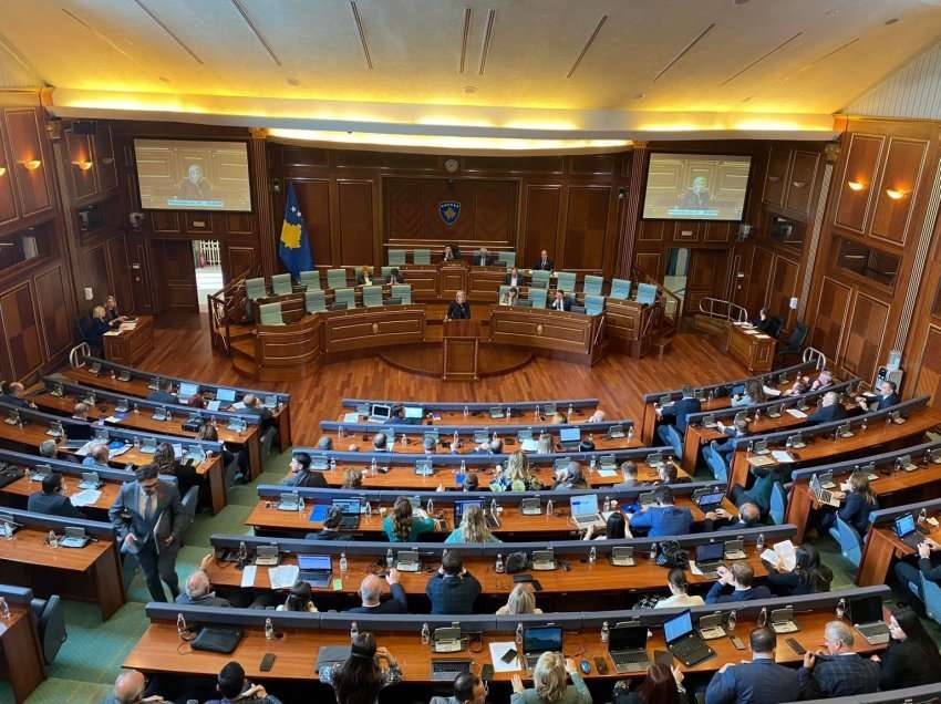 Kusari-Lila mban fjalim disa minutësh në serbisht në Kuvendin e Kosovës