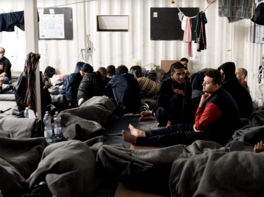 Anija me 230 migrantë ankorohet në portin francez
