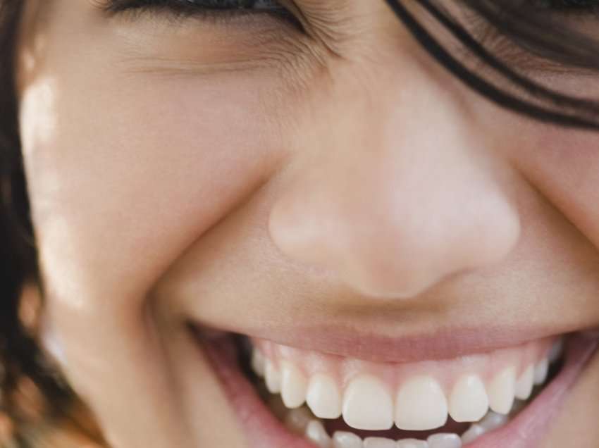 Studim / Si një buzëqeshje e thjeshtë mund të rrisë lumturinë tuaj!
