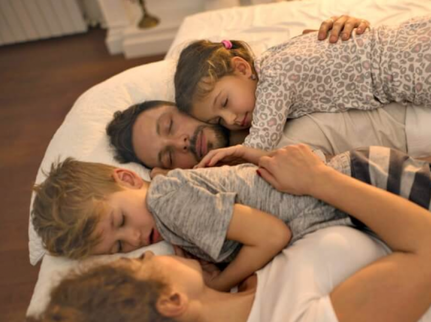 A i lejoni fëmijët të flenë me ju? Ekspertët i japin zgjidhje problemit