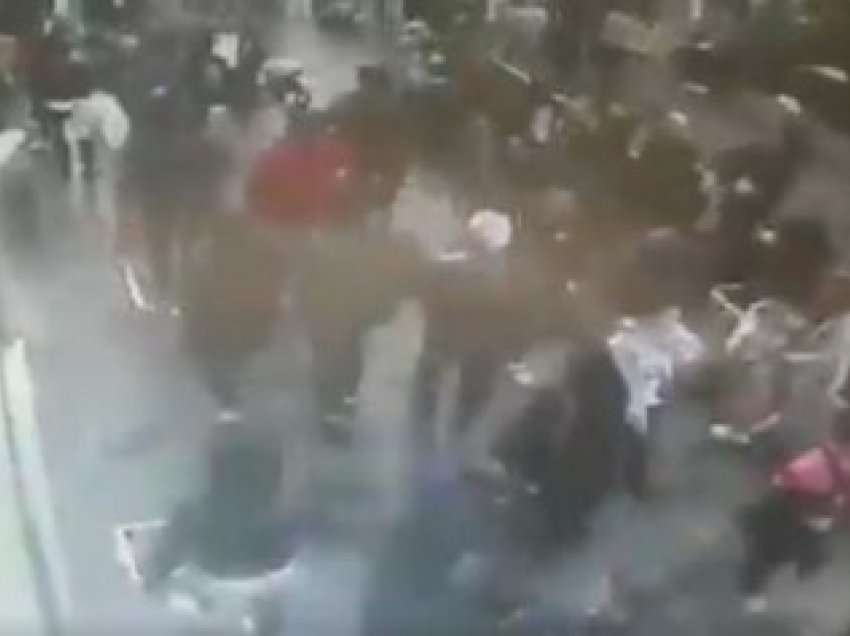  Shikoni momentin kur ndodh shpërthimi në sheshin Taksim në Stamboll! Rruga e mbipopulluar, një çantë e lënë në stol…