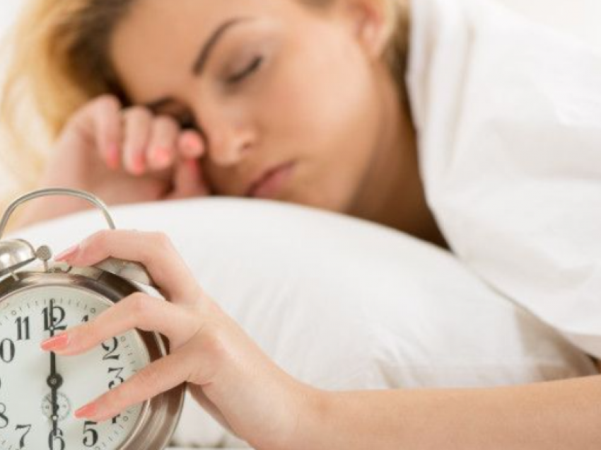 Ndiheni të lodhur edhe pse keni fjetur mjaftueshëm? 5 simptoma që mund të tregojnë probleme shëndetësore