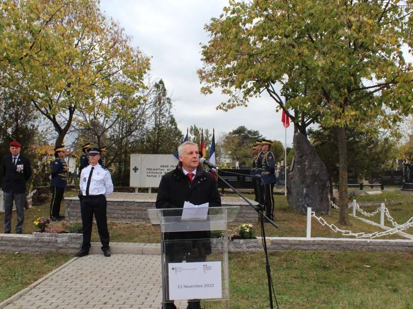 Deputeti i LVV-së i reagon Ministrisë së Mbrojtjes: Duhet pranuar se ishte gabim rreshtimi i ushtarëve tanë para një pllake ku përkujtohen ushtarët serb