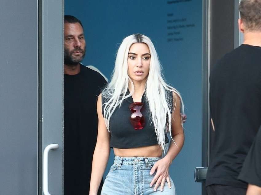 Kim Kardashian tregon linjat e tonifikuara me bluzë të shkurtër dhe xhinse të grisura 