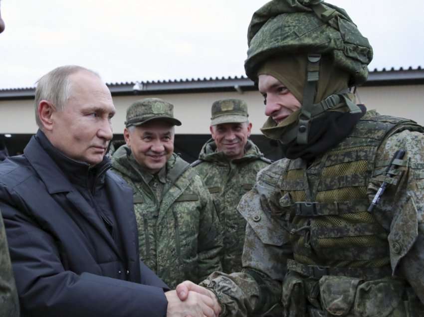 Putin nënshkruan dekretin që lejon që shtetasit e dyfishtë në Rusi të dërgohen në ushtri