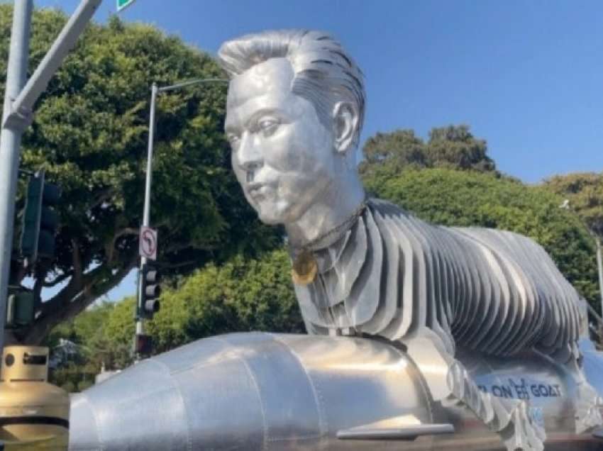 ​Fansat e Musk i bënë një monument me vlerë 600 mijë dollarë