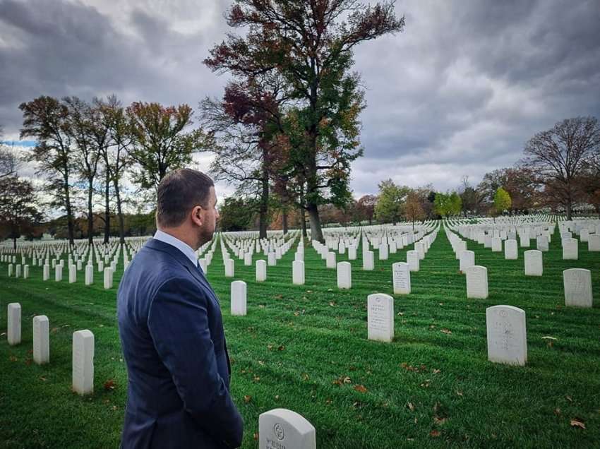 Memli Krasniqi para takimeve zyrtare në Washington bën homazhe tek varrezat e Arlingtonit