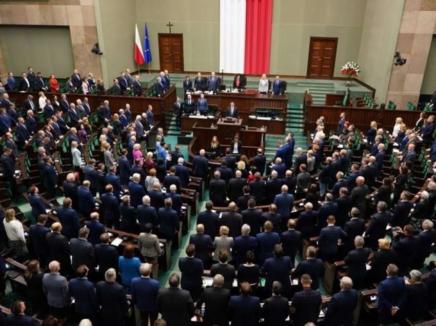 Parlamenti polak mban një minutë heshtje për viktimat e sulmit të djeshëm