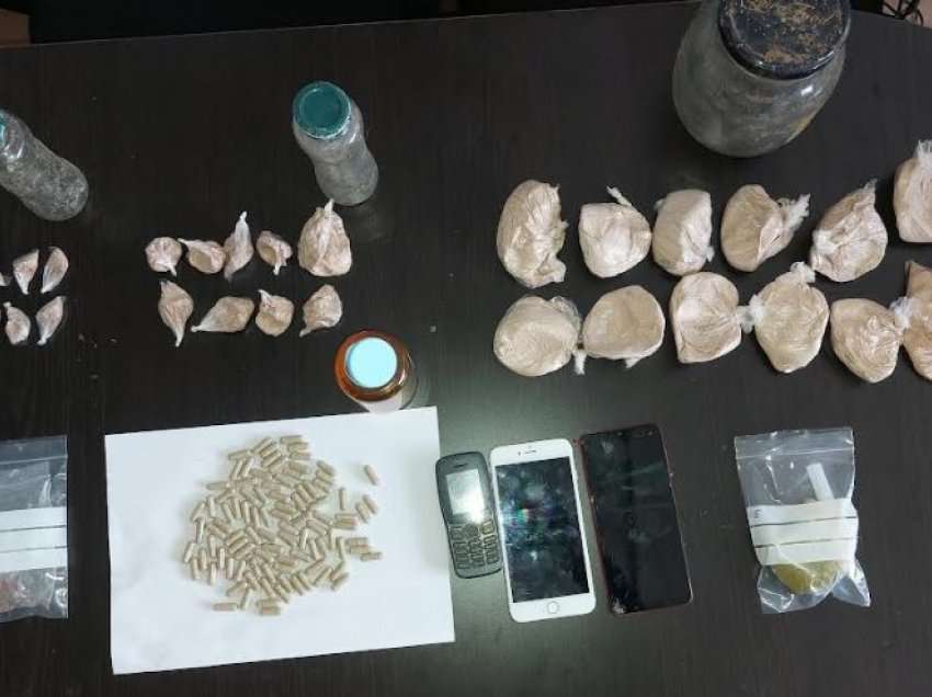 Prizren: Kapet më pak se një kilogram heroinë, dy në pranga