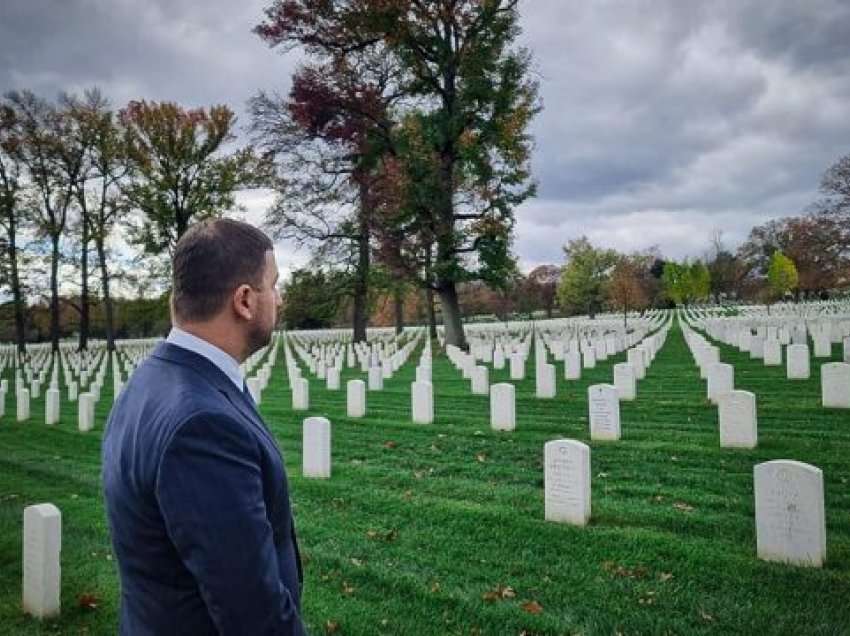 Krasniqi e nisë vizitën në SHBA, bën homazhe në varrezat e Arlingtonit
