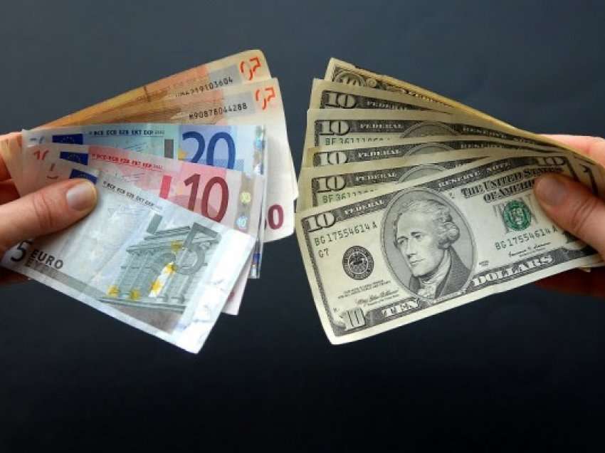 ​Euro forcohet kundrejt dollarit