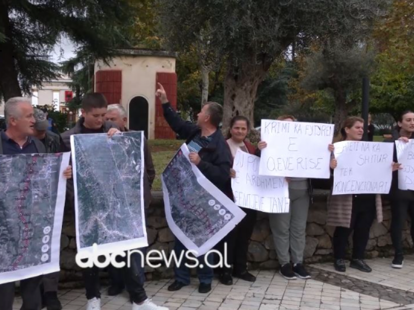 Pas kryeministrisë, banorët e Bërxullës protestojnë përpara parlamentit