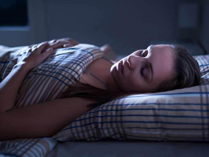 Ndiqni këto rregulla për të bërë një gjumë më të rehatshëm gjatë natës…