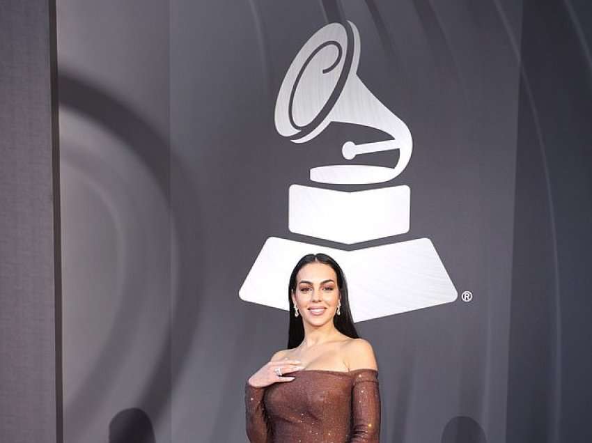 Partnerja e Cristiano Ronaldos, Georgina duket mahnitëse në tapetin e kuq të “Latin Grammy Awards”