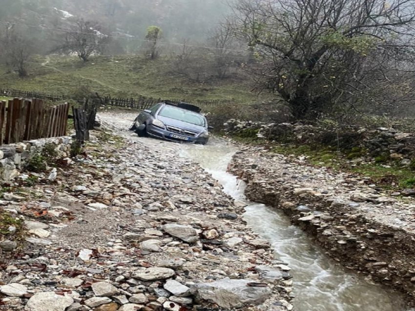 Reshjet e shiut dëmtojnë rrugë dhe nxjerrin nga shtrati lumenjtë në të gjithë qarkun e Shkodrës, 15 turistë bllokohen në Theth