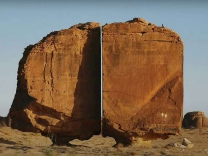 ​Guri i prerë 4000-vjeçar në mënyrë të përkryer në gjysmë, shumë dyshojnë për një gjë
