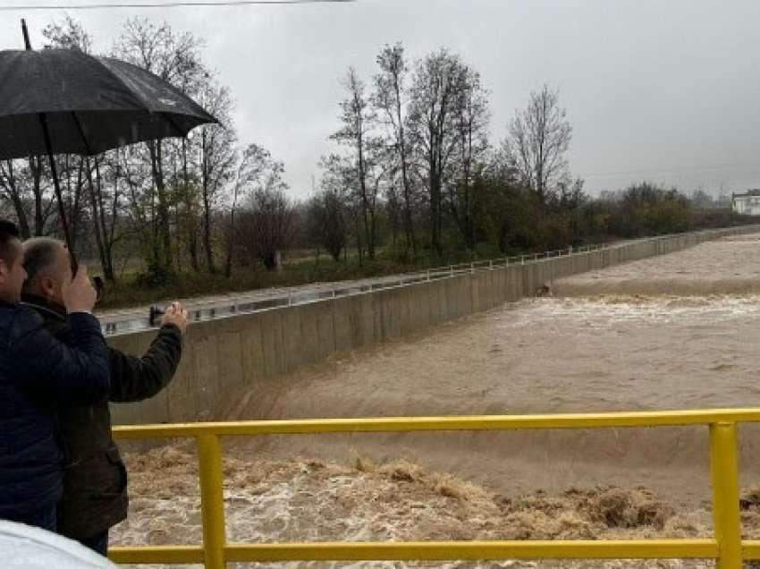 ​Vërshimet në disa zona të Pejës, Muhaxheri thotë se situata është e menaxhueshme