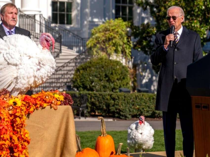 Presidenti Biden çel sezonin e festave; ‘fal’ dy gjela