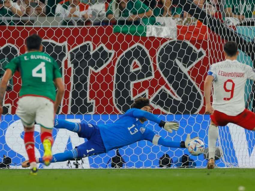 Ochoa i Meksikës - hero i ndeshjes, Lewandowski dështon nga penalltia 