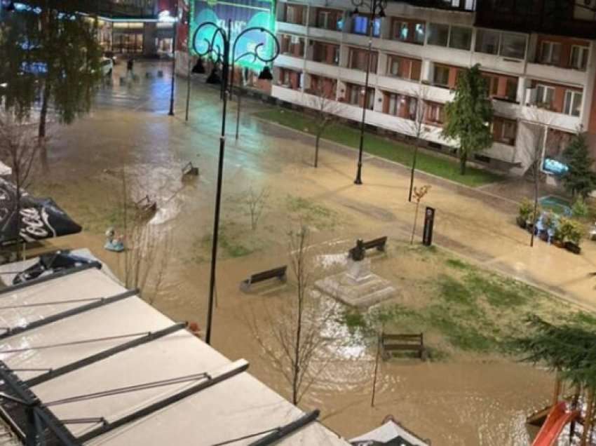 Situatë e rënduar në Pejë, vërshohet qendra e qytetit