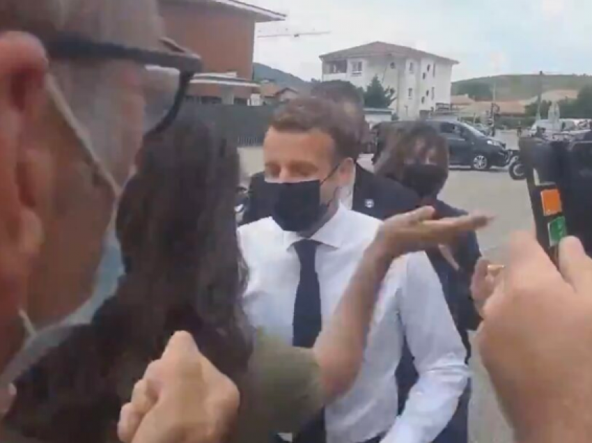 Sulmohet Macron, një grua e godet me shuplakë fytyrës