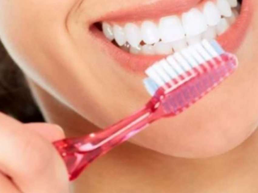 Paralajmëron eksperti: Ky është gabimi më i madh që bëni kur lani dhëmbët