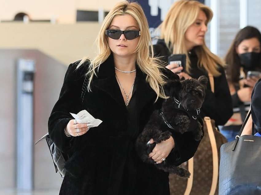 Me pallto dhe shapka, Bebe Rexha endet pa komplekse në Aeroportin e Los Angelesit