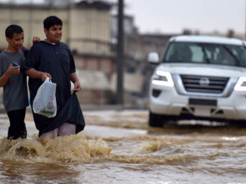 Uji merr para çdo gjë, rrugët kthehen në lumenj në Arabinë Saudite