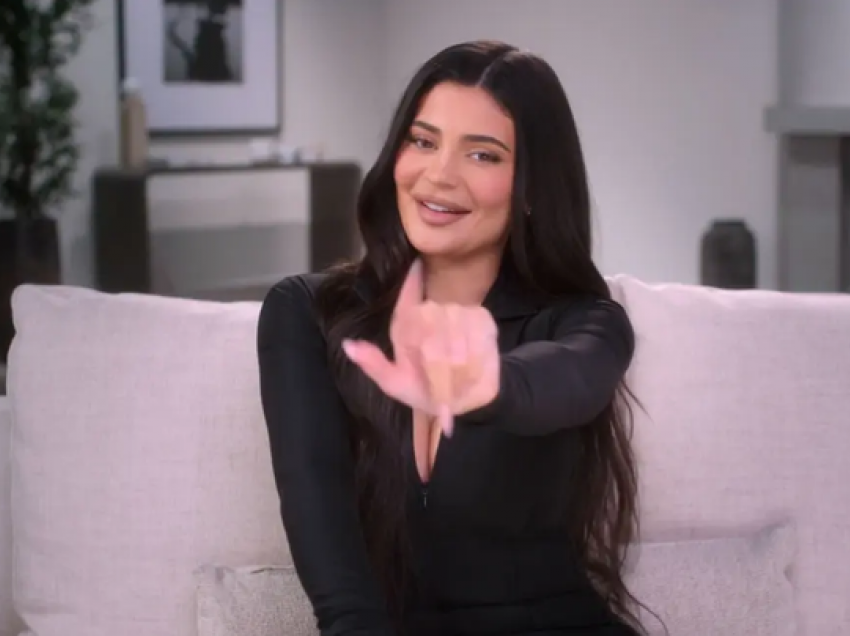 Në episodin e fundit të 'Kardashians', Kylie jep detaje për emrin e të birit
