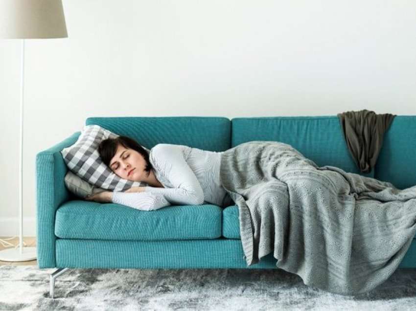 Bëni çdo natë një “sy gjumë” në divan? Tri arsye pse duhet të hiqni dorë nga ky zakon!