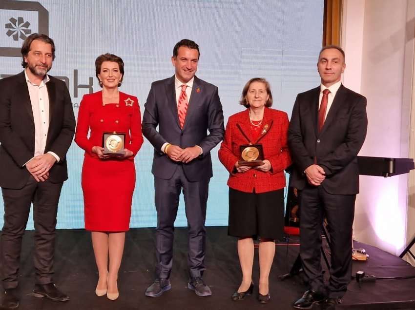 Jahjaga në Tiranë nderohet me medalje për kontributin në fuqizimin e gruas