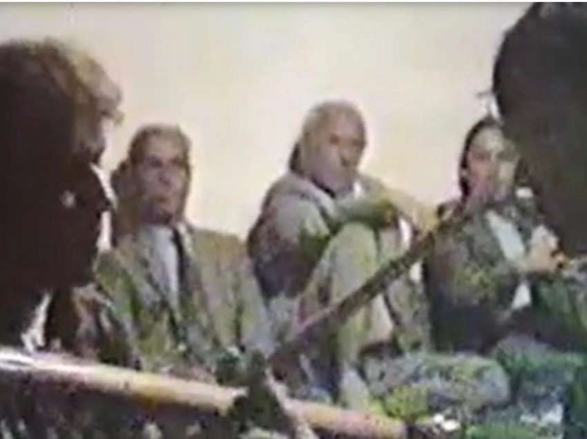 Pamje të rralla, viti 1992: Rexhep Selimi e Mujë Krasniqi këndojnë me çifteli në një dasmë