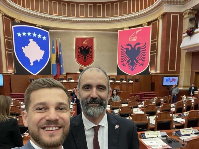 Deputeti i VV-së publikon foto nga Kuvendi i Shqipërisë
